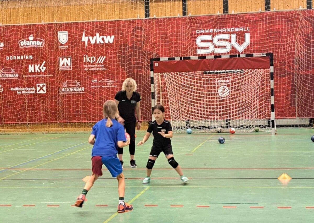 Auch die U10-Girls des SSV Dornbirn-Schoren sind wieder im Training. ⇒MIMA