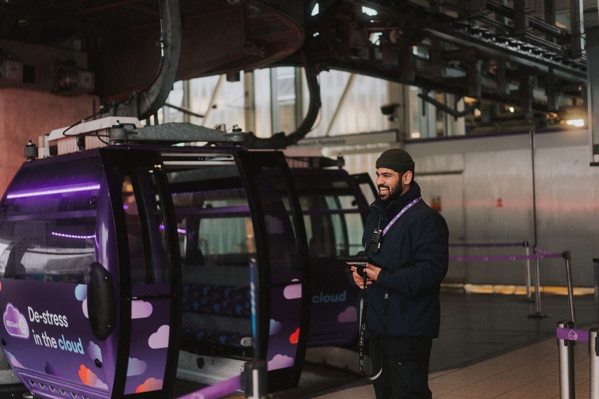 Auch die Wartung von Seilbahnen gehört zu den Kompetenzen (im Bild der Cable Car in London). ⇒Doppelmayr
