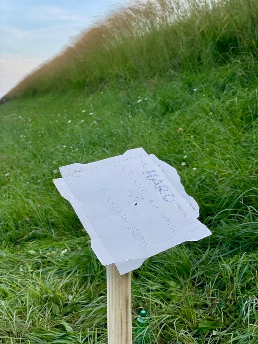 Auf dem Karton hinterließen die Täter eine Nachricht.