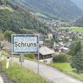 Fremdenfeindliche Parolen auf Ortstafeln in Schruns und Bartholomäberg. »A8