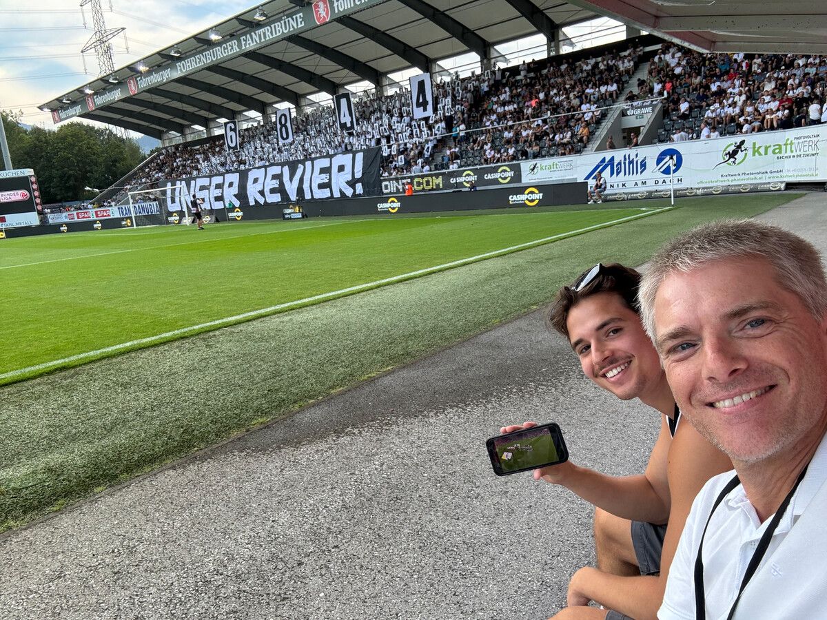 Auf der VN-Fanbank Platz genommen und noch schnell ein Selfie als Erinnerung. Marc Franceschini (vorne) mit Sohn Patrick.⇒VN