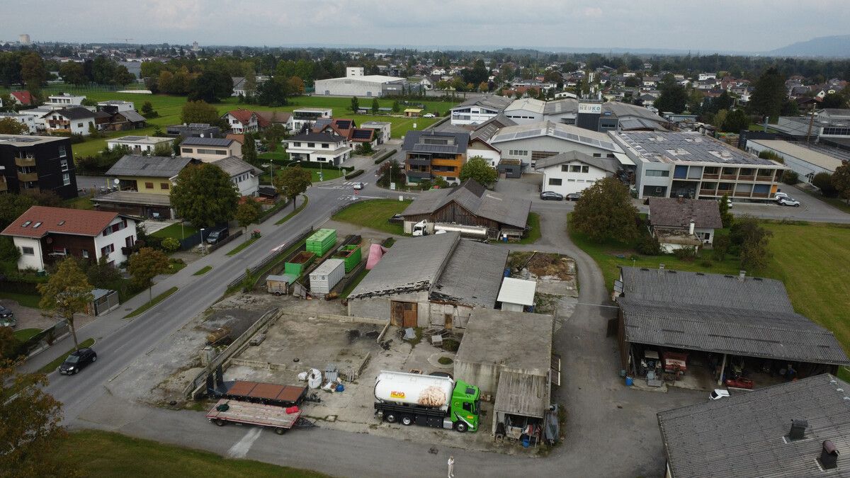 Auf diesem Areal soll das Hofgastronomie-Projekt entstehen. Die Gemeinde will schon bald grünes Licht geben. ⇒VN/Serra