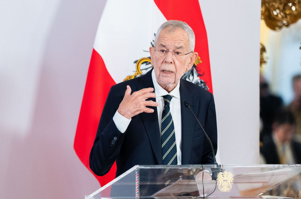 Aufgrund der angespannten Lage wird Van der Bellen in Österreich bleiben.⇒APA