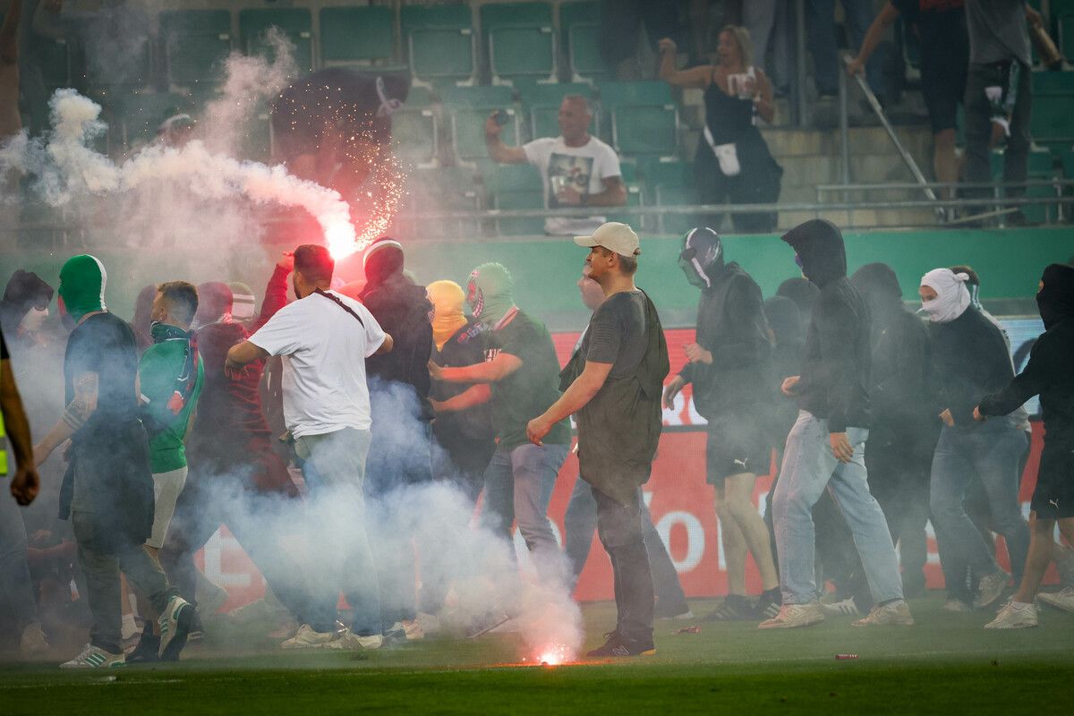Ausschreitungen, Pyrotechnik und Schlägereien gab es nach dem Derby-Schlusspfiff.⇒Apa (2), Gepa