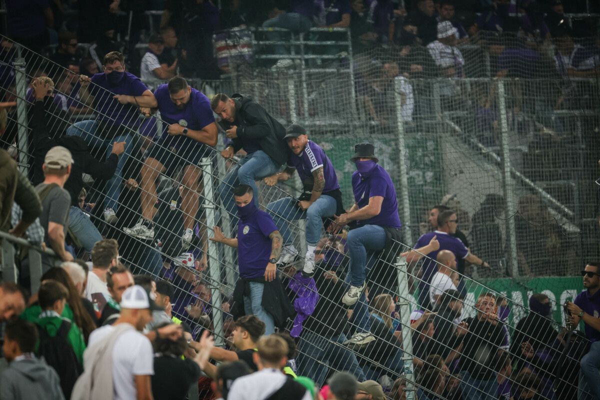 Austria-Wien-Fans versuchen die Trennung zwischen den Fansektoren im Allianz-Stadion zu überwinden.⇒Gepa