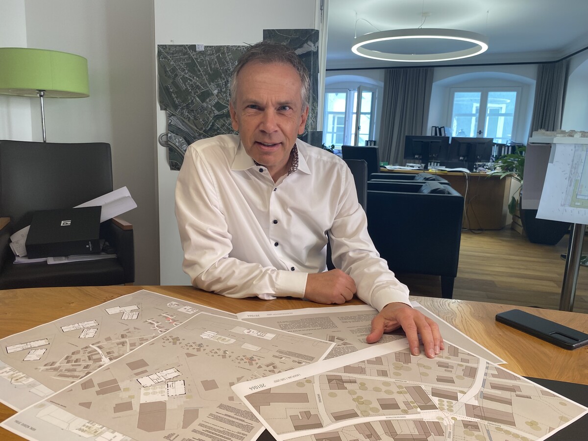 Beatus Fleisch, Geschäftsführer der Primus Immobilien GmbH, präsentiert die Pläne für das neue Bauprojekt in Nüziders. ⇒VN/JUN