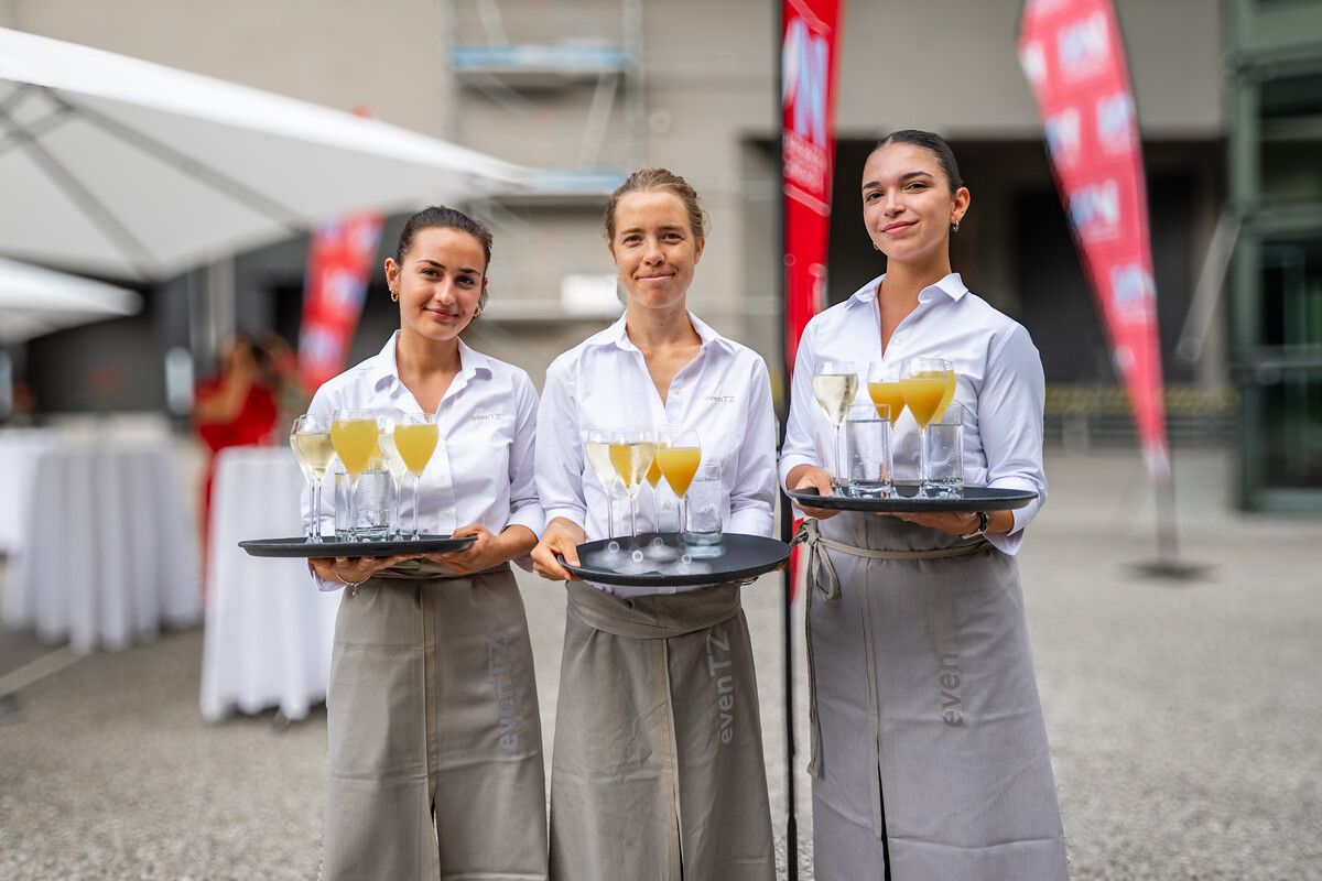 Bei den spätsommerlichen Temperaturen durfte ein Aperitif zu Beginn des Festabends nicht fehlen.
