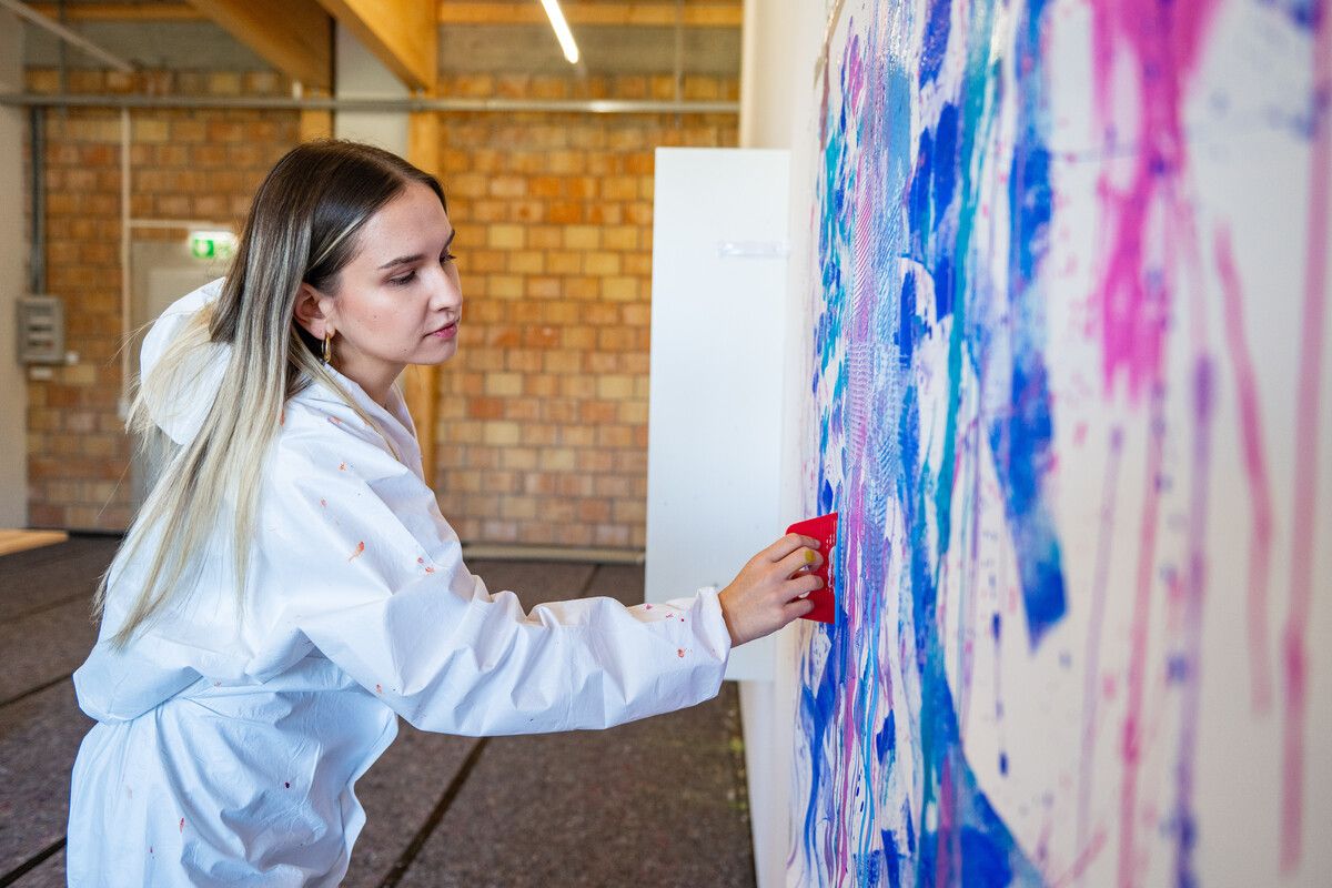 Beim Actionpainting werden Emotionen und Gefühlslagen direkt auf die Leinwand gebracht.