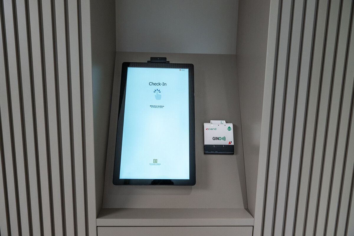 Beim Check-In können sich Patienten bei Bedarf selbst einchecken.