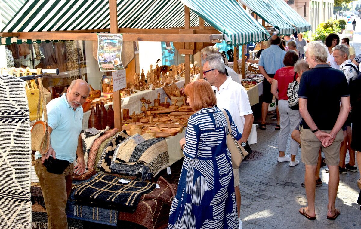 Beim Klostermarkt werden auch selbstgefertigte Keramik, Polster, Salben, Kerzen und Tücher sowie Taschen und Schmuck zum Verkauf angeboten. ⇒SCO