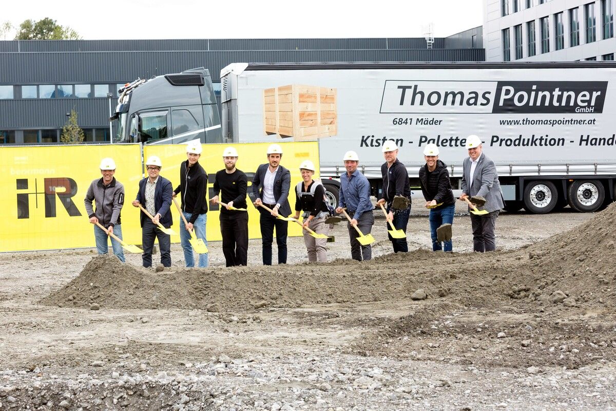 Beim Spatenstich wurde die Erweiterung des Firmenstandorts des Sonderpaletten-Herstellers Thomas Pointner in Mäder gefeiert.⇒FA/D.mathis