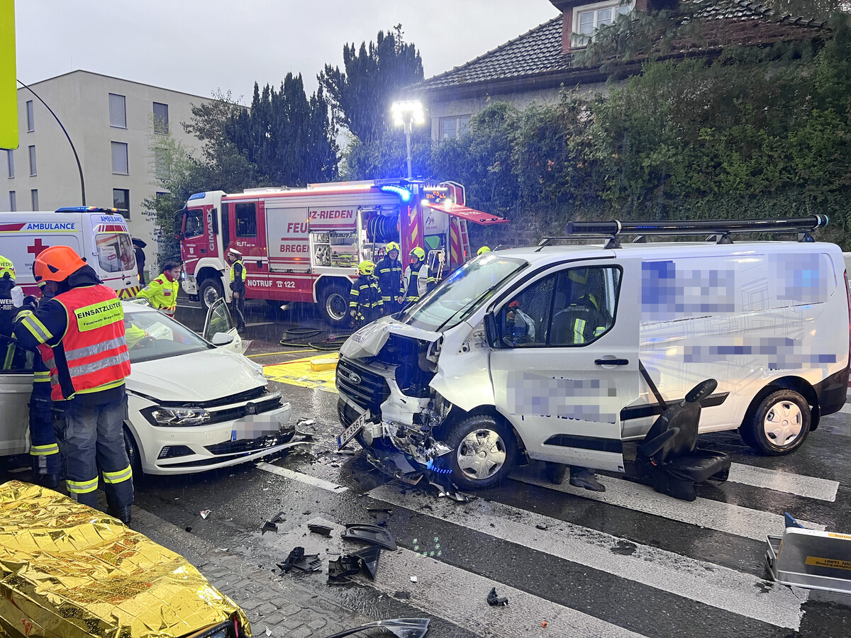 Beim Zusammenstoß wurden insgesamt vier Menschen verletzt. ⇒vlach (2)