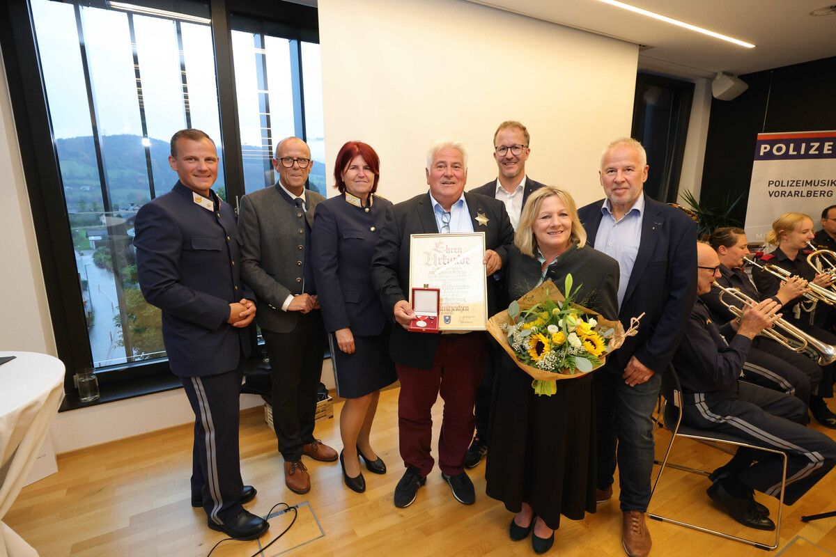 Bernhard Wischenbart, Bgm. Walter Gohm, Landespolizeidir. Uta Bachmann, Egon Hohenauer, LR Christian Gantner, Annelies Hohenauer und Bgm. Thomas Lampert. ⇒AME