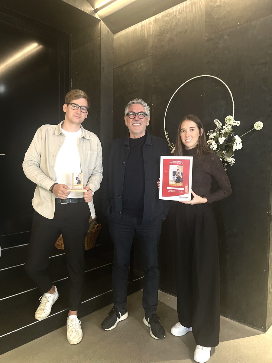 Bewerbung Die Progress-Out-of-Home-Trophy für das schönste Plakat im September geht an das Land Vorarlberg für die Kampagne zur Bewerbung seiner Wohnbauförderung (Sujet: „Tschüss Hotel Mama und Papa!“). Im Bild: Manuel Mathis (Progress Werbung), Sigi und Leonie Ramoser (Sägenvier). ⇒progress