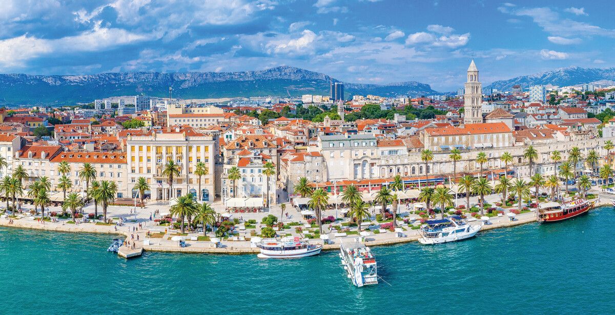 Blick auf die Uferpromenade Riva in Split.⇒Shutterstock