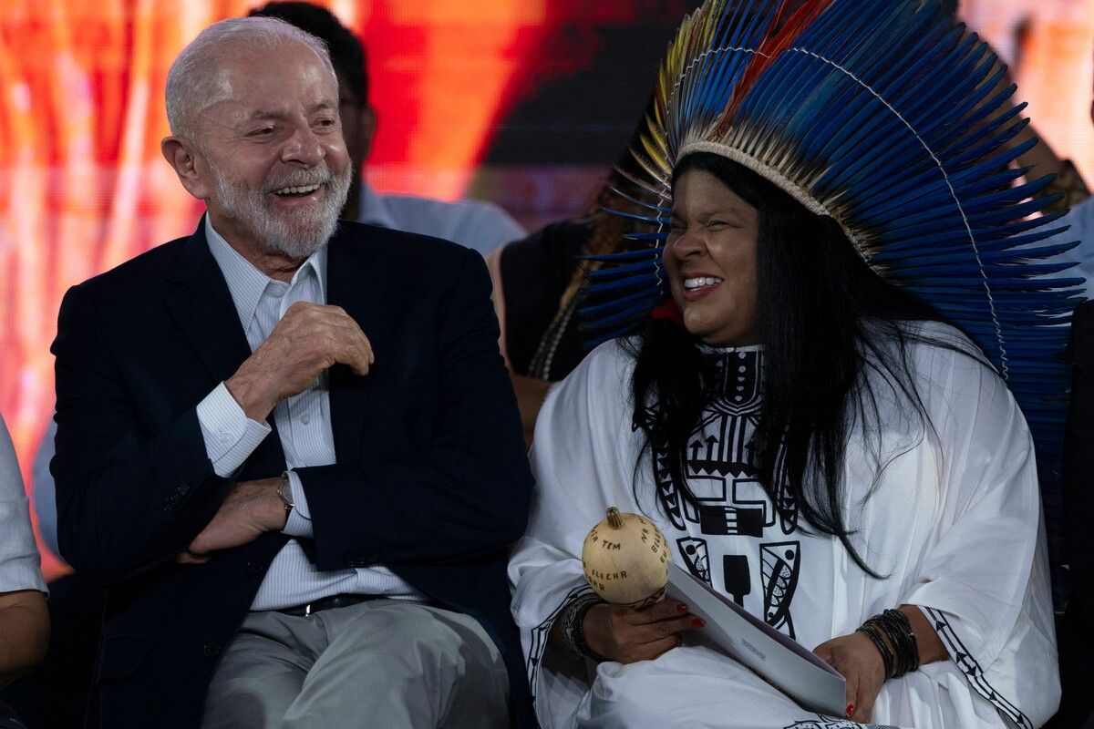 Brasiliens Präsident Luiz Ignacio Lula Da Silva scherzt mit seiner Ministerin für indigene Völker, Sonia Guajajara, in Rio de Janeiro. AFP