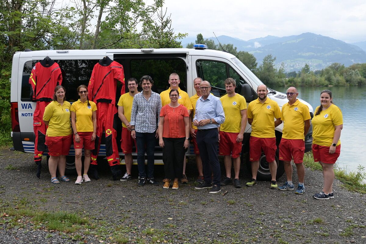 Bürgermeister Manfred Rädler, Bürgermeisterin Katharina Wöß-Krall und Bürgermeister Walter Gohm übergaben die Ausrüstung an die Wasserrettung. ⇒Stadt Feldkirch