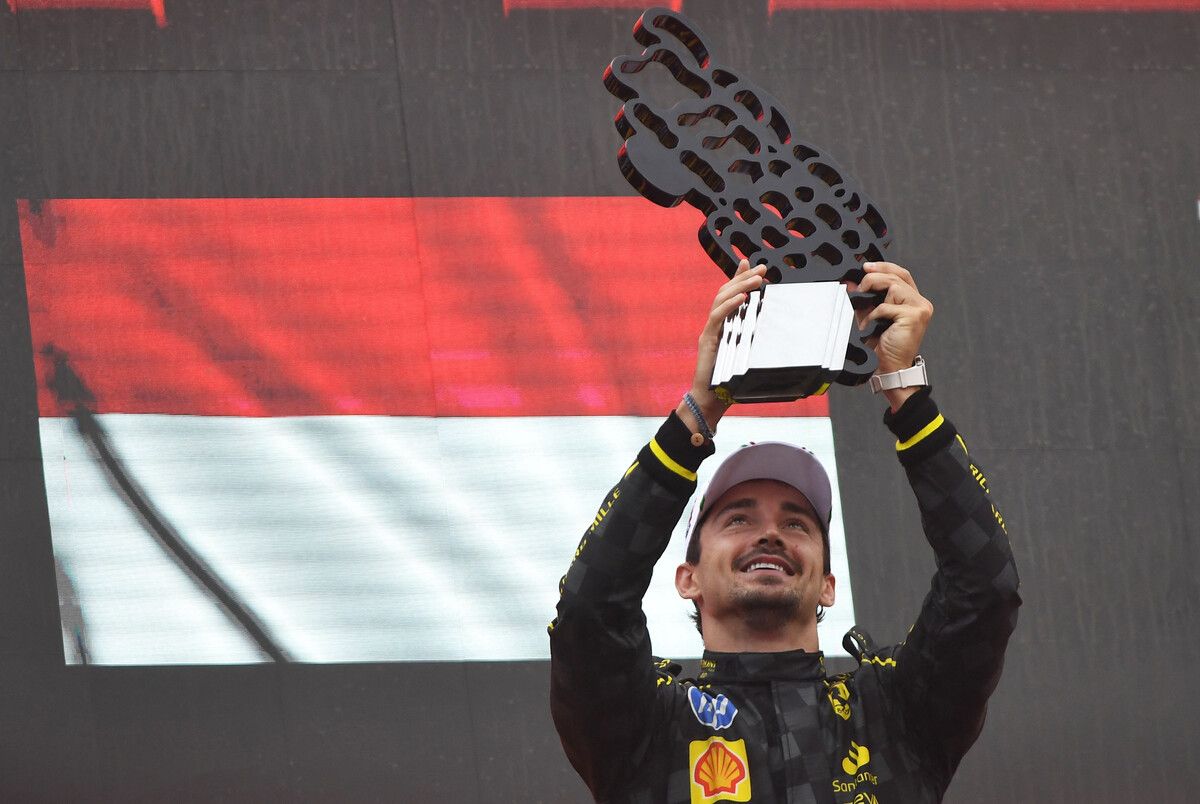 Charles Leclerc mit dem Siegespokal auf der Traditionsstrecke bei Mailand.⇒Reuters