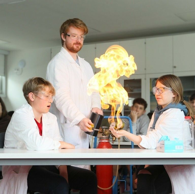 „Chemie on Tour“ lautet das Motto der Workshops in Götzis, Klaus und Rankweil.⇒
              ⇒
              Jens Kraus (2)