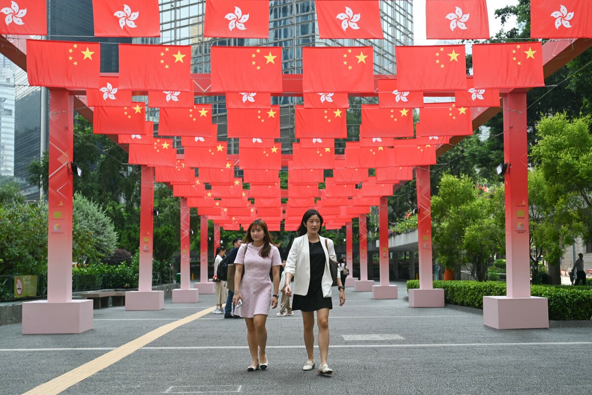 China feiert heute seinen 75. Nationalfeiertag. Die Straßen in Hongkong wurden im Vorfeld mit zahlreichen Flaggen geschmückt. afp
