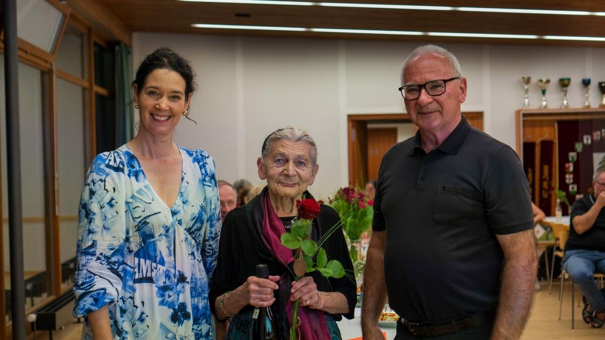 Chorleiterin Elisabeth Marxgut (v.l.), Rosamunde Moosbrugger und Obmann Ambros Hiller.⇒ AHA