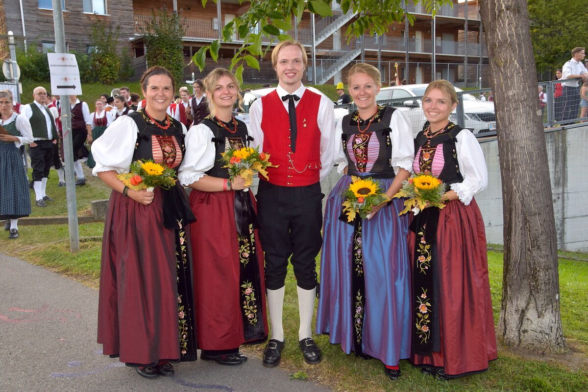 Christina Brugger, Michelle Mangeng, Philipp Bargehr, Melanie Wachter und Alena Ganahl waren in Montafoner-Tracht beim Jubiläumsfest dabei.