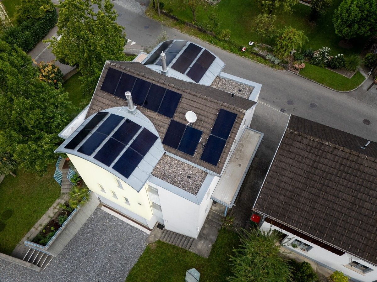 Das Dach des Hauses zieren nun 25 schwarze PV-Module, die eine Spitzenleistung von 11 kWp bringen.⇒Hansesun