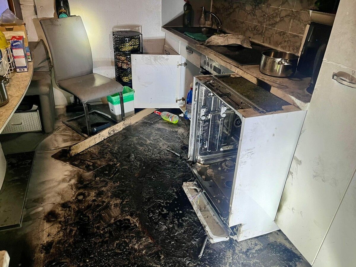 Das Feuer brach in einem Geschirrspüler in der Küche der Wohnung aus.⇒Feuerwehr Bludenz