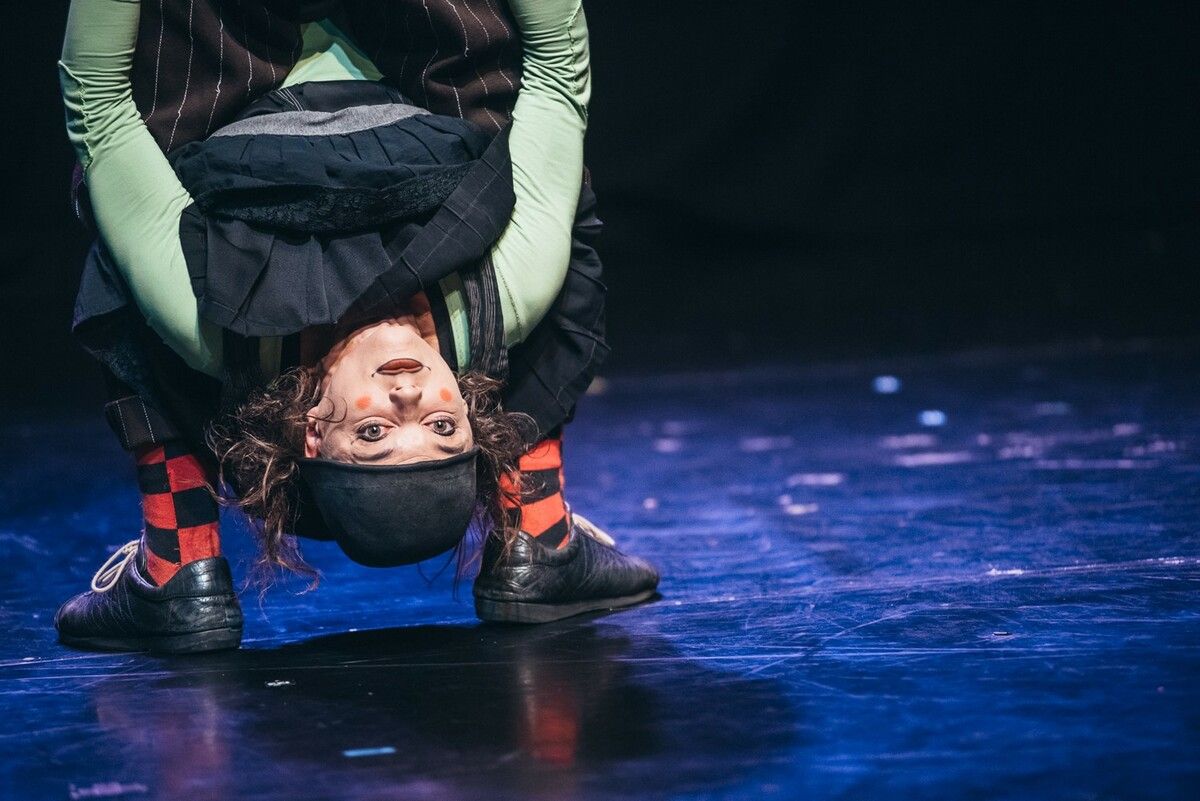 Das „Freudenhaus“-Kulturzelt wird für zwei Abende zur Bühne für die atemberaubende Show der Compagnia Baccalà.⇒Pierre Colletti
