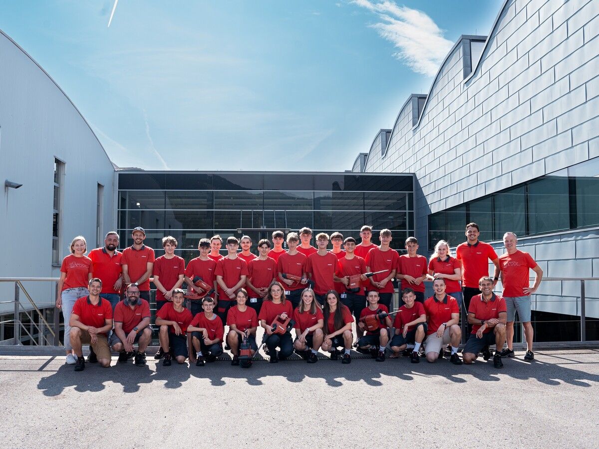 Das Hilti-Ausbildungsteam freut sich über 23 neue Lehrlinge. Insgesamt werden am Standort in Thüringen 90 Lehrlinge in zehn verschiedenen Lehrberufen ausgebildet. ⇒Hilti
