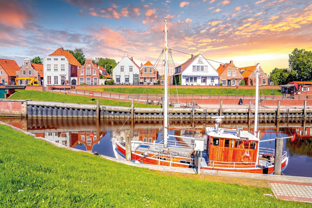 Das idyllische Städtchen Greetsiel wirkt fast wie aus dem Bilderbuch. Hier lohnt es sich, eine Pause einzulegen. Shutterstock