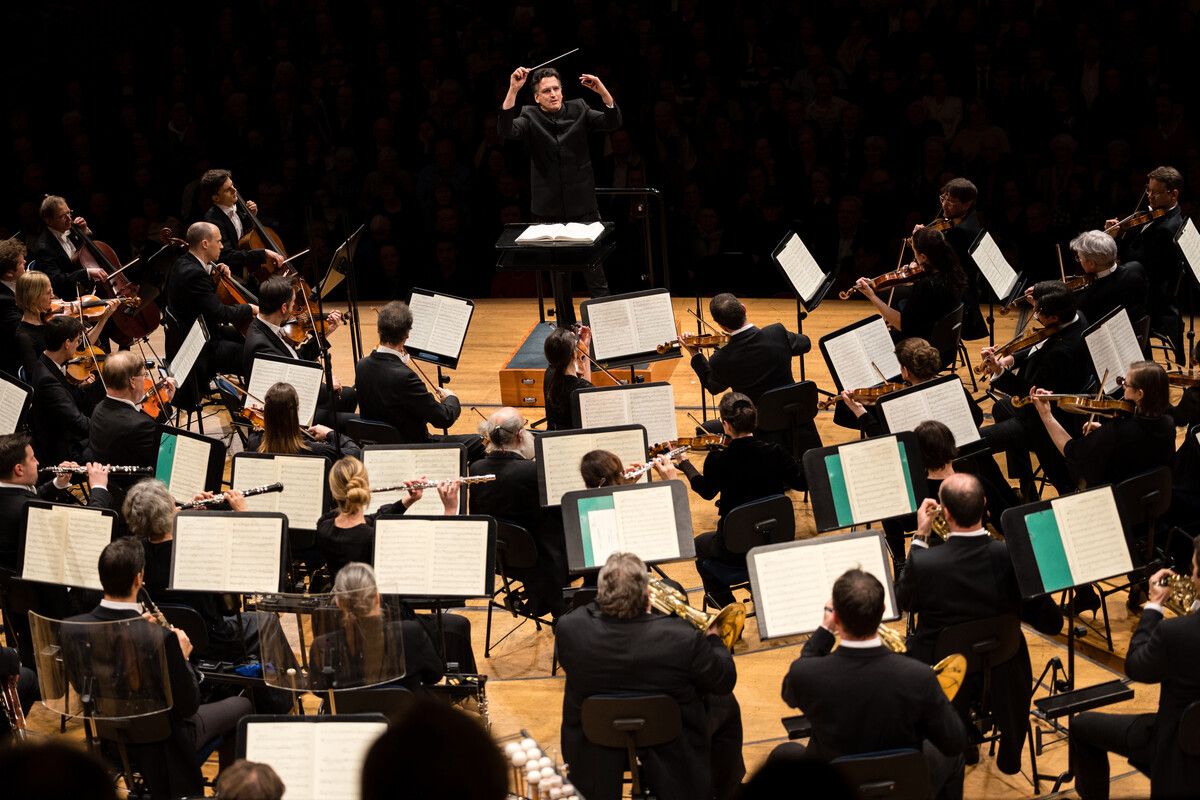 Das in der Saison 1805/06 gegründete Luzerner Sinfonieorchester spielt unter der Leitung von Chefdirigent Michael Sanderling. ⇒Philipp Schmidli