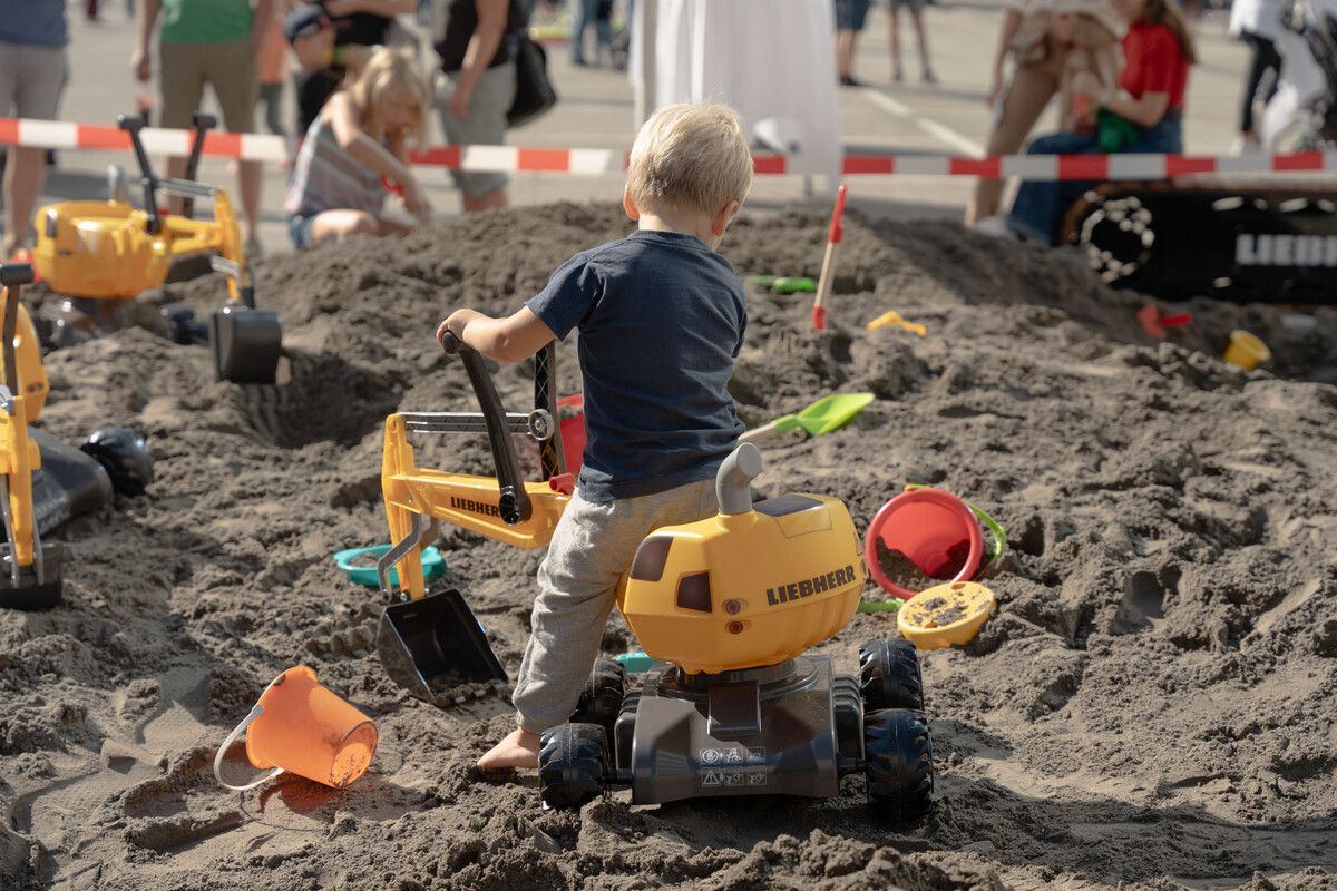 Das Kinderprogramm (mit Original-Liebherr-Gerät) beim Familienfest ließ die Herzen der Kleinen höher schlagen. ⇒FA