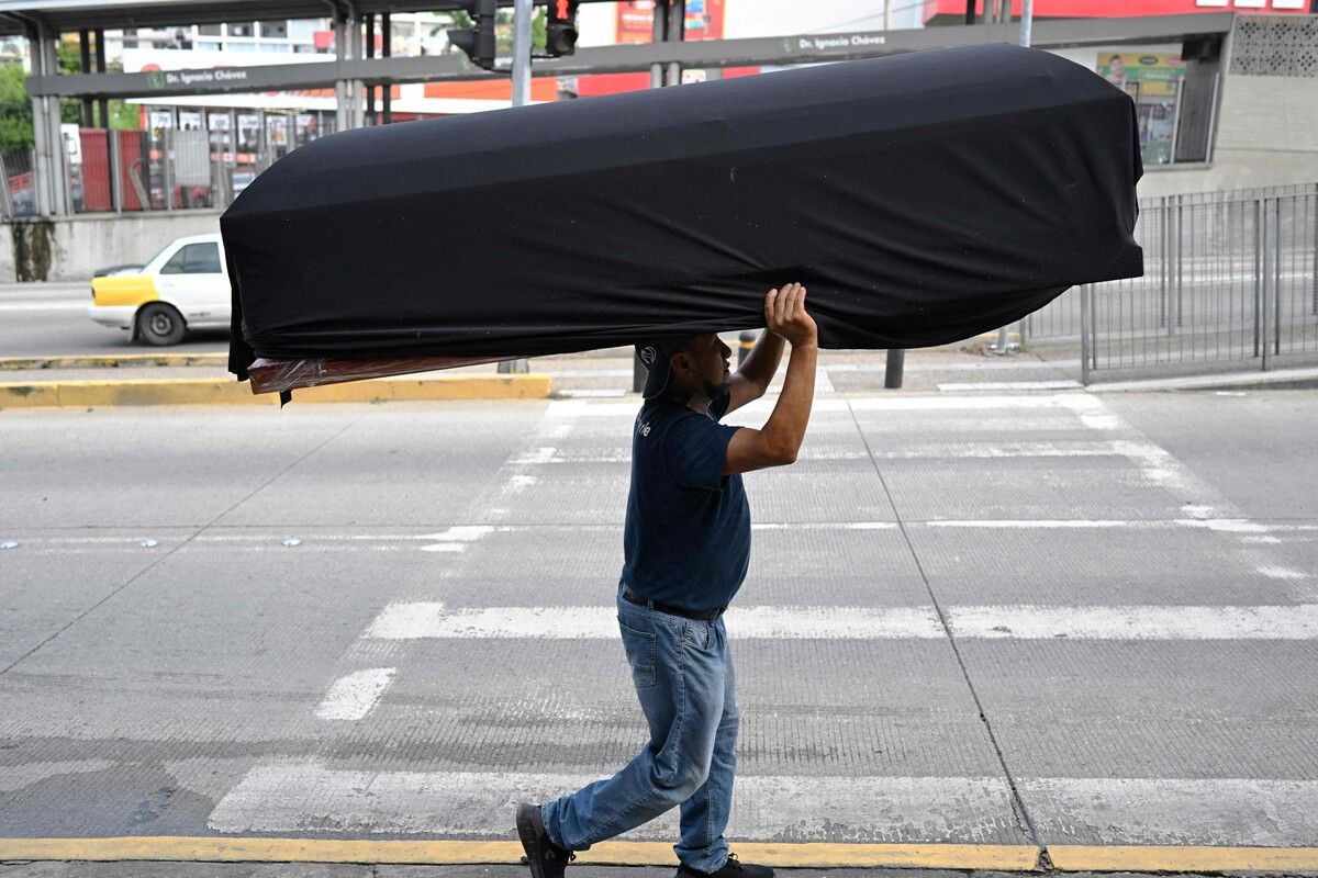 Das Morden in Mexiko geht weiter: Bei Bandenkriegen im Tourismusort Acapulco gab es mehrere Todesopfer. Bestatter auf dem Weg zum Tatort. AFP