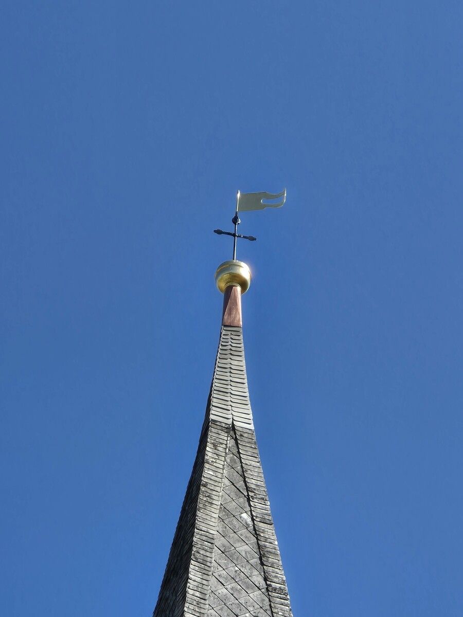 Das restaurierte Kreuz und die vergoldete Kugel krönen den frisch renovierten Turm.