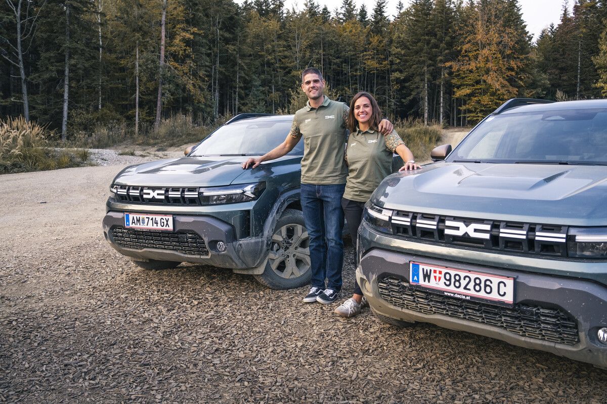 Das spanische Team von Dacia für die Dakar-Rallye 2025: Christina Gutiérrez Herero und Pablo Moreno Huete zu Gast in passender Umgebung – dem Offroad-Gelände Hellsklamm in Niederösterreich.
