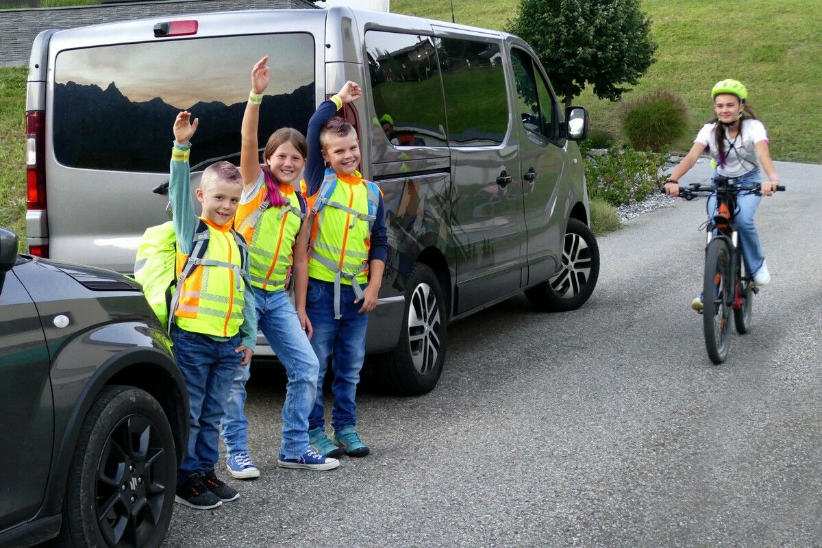 Den Kindern wird das richtige Verhalten auf dem Weg zur Schule beigebracht.⇒würbel-Schuchter