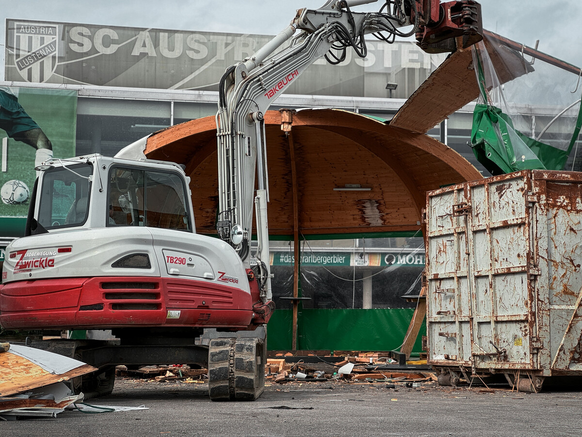 Der Bagger kennt keine Gnade und zerstört eine „Kugel“ nach der anderen im Austria-Dorf.⇒SCRA/Schwärzler