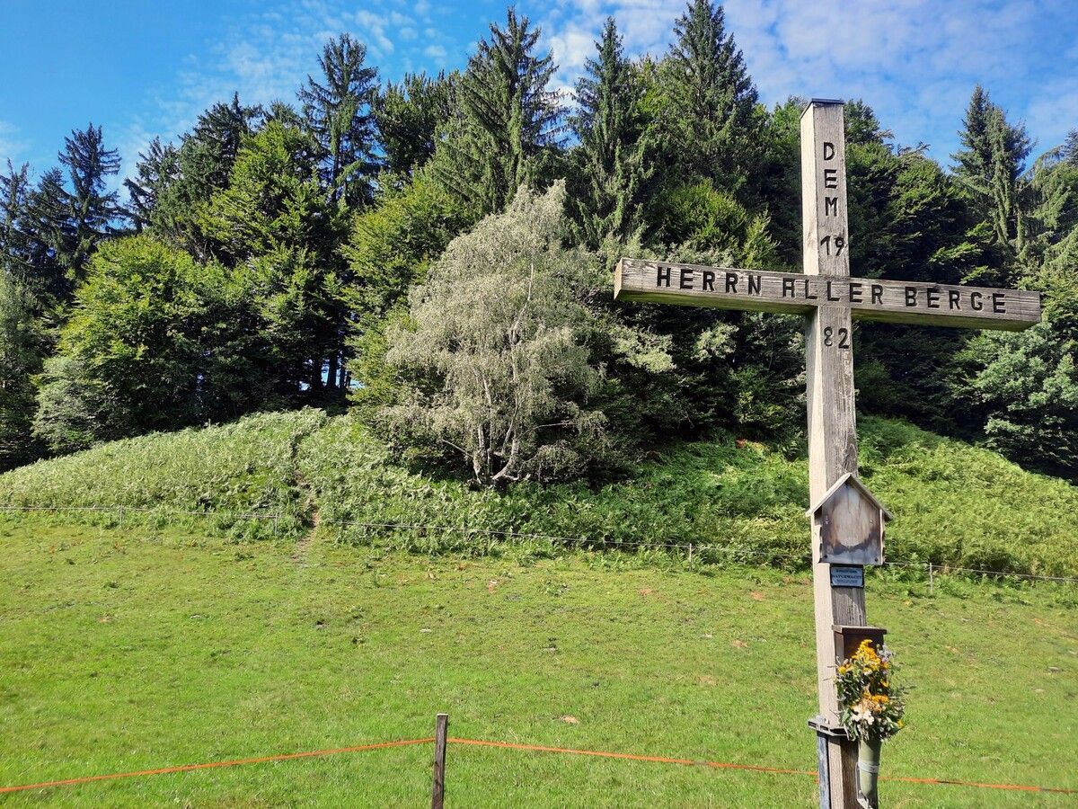 Der Bucher Hausberg wird am 8. September bei guter Witterung zum Schauplatz einer naturverbundenen Messfeier. ⇒Michel Stocklasa