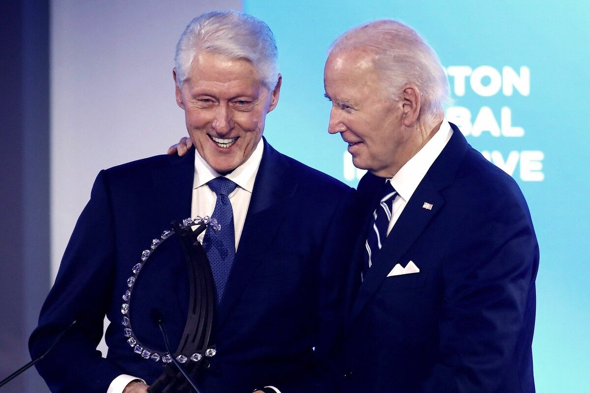 Der ehemalige US-Präsident Bill Clinton (l.) überreicht den Clinton Global Citizen Award an US-Präsident Joe Biden in New York. AFP