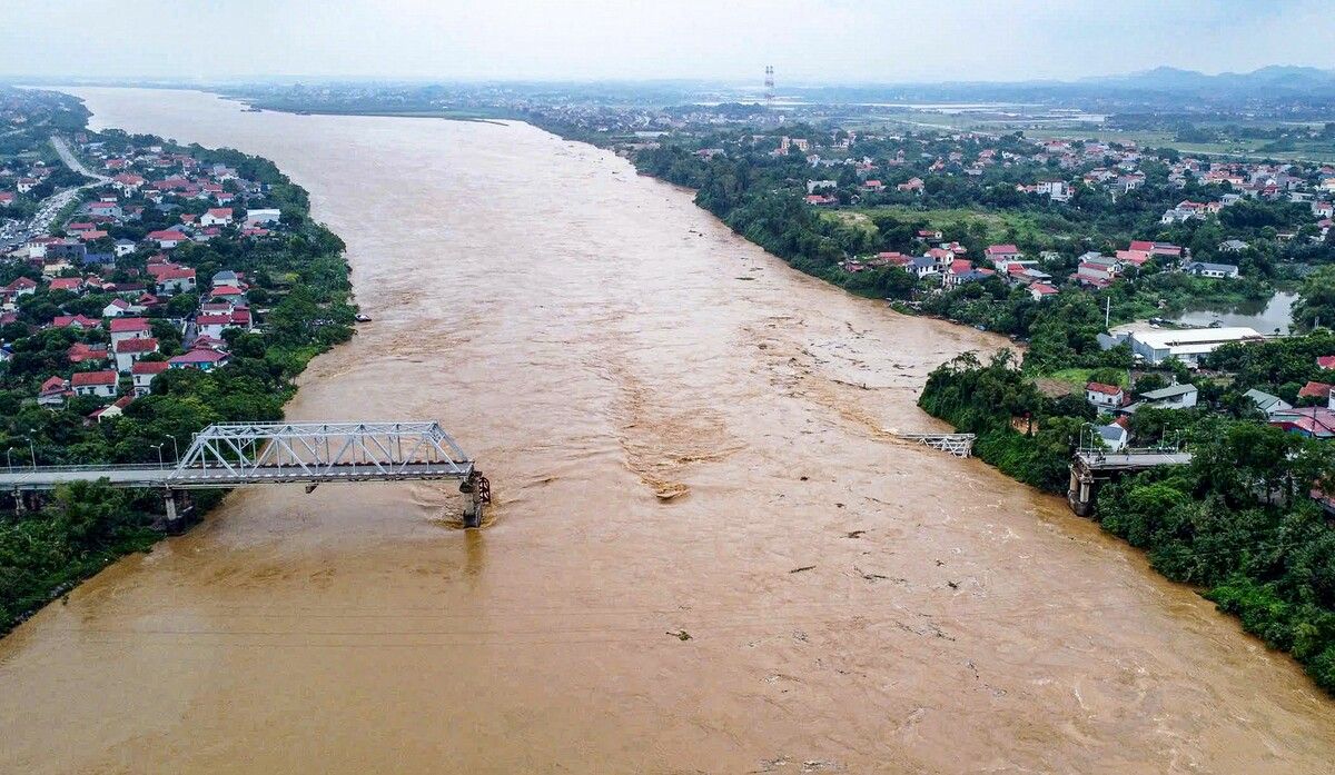 Der Großteil der Brücke war vermutlich aufgrund der extrem starken Strömung infolge des Hochwassers eingestürzt. ⇒afp