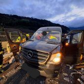 Kleinbus mit neun Insassen krachte in Baustelle