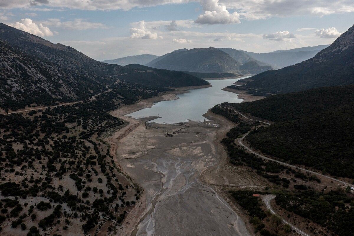 Der Pegel des künstlichen Sees Mornos, Athens Hauptreservoir, ist aufgrund einer anhaltenden Dürre erheblich gesunken. AFP
