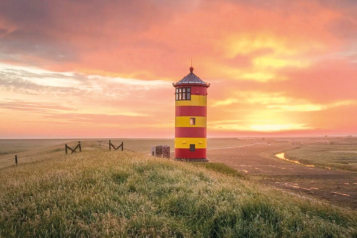 Der Pilsumer Leuchtturm ist ein Wahrzeichen der ostfriesischen Küste.⇒Shutterstock