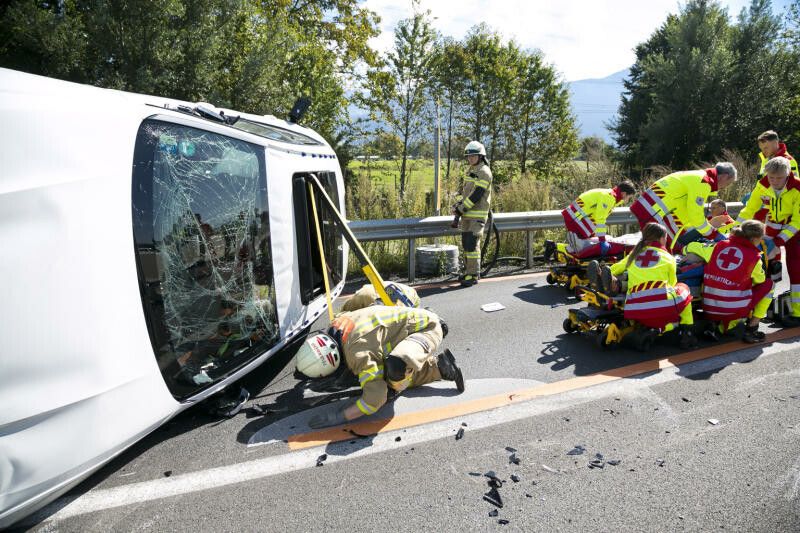 Der Pkw kam seitlich liegend zum Stillstand, die beiden Insassen wurden bei dem Unfall leicht verletzt.⇒d. mathis