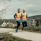 Blindes Vertrauen im Gleichschritt