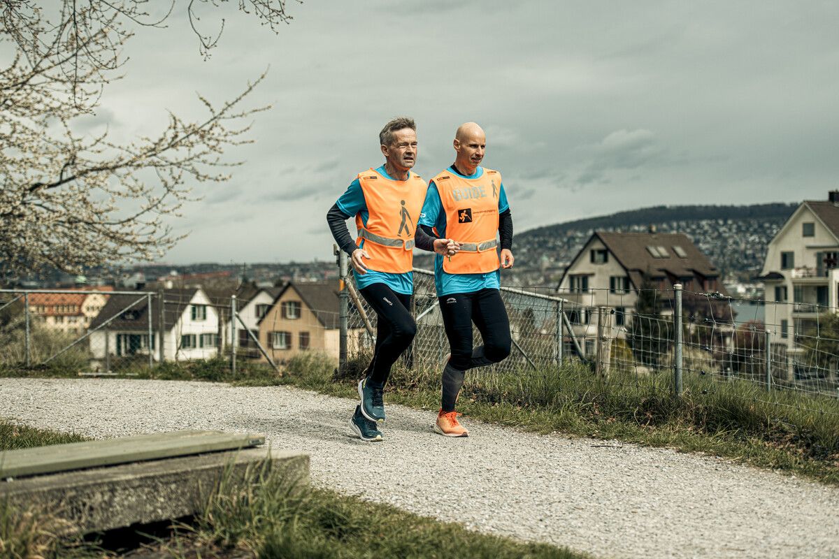 Der Schweizer Hans-Peter Schmid (l.) ist durch ein Band an den Händen eng mit seinem Guide verbunden. Beim Heim-Marathon in Zürich 2022 lief er in 3:45:42 Stunden seine persönliche Bestmarke.⇒privat