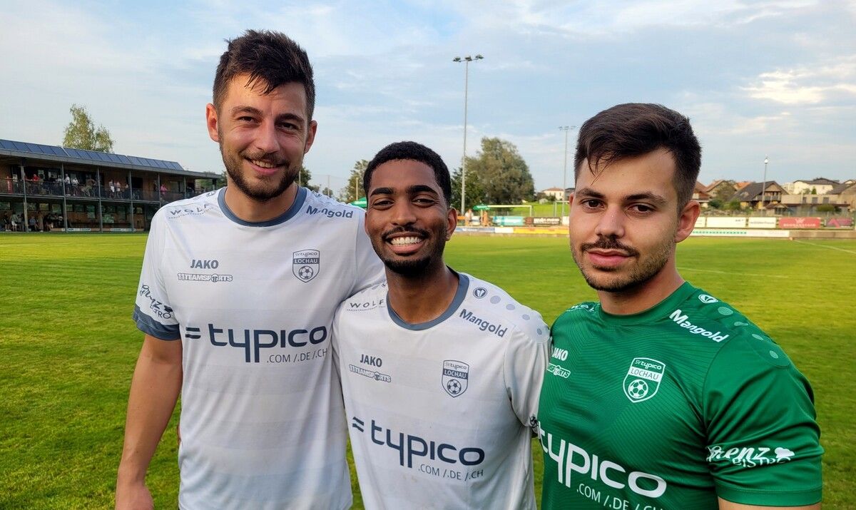 Der SV Lochau jubelt über den wichtigen 2:1-Auswärtssieg gegen Alberschwende. Die Torschützen waren Kapitän Fabio Feldkircher und Nelson Jamal Votu, im Bild mit Tormann Sandro Eichhübel.