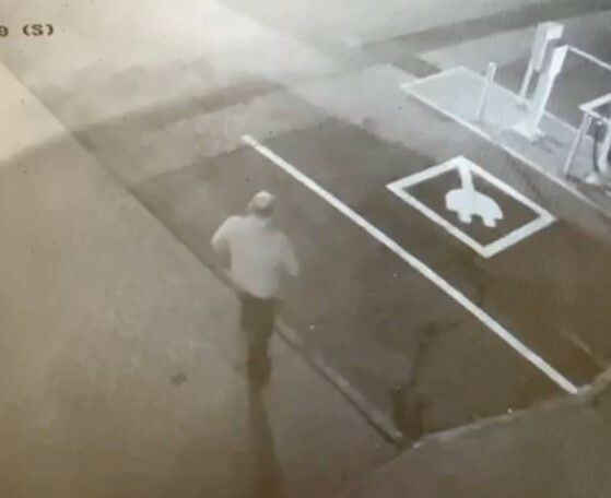 Der Täter demaskierte sich und verließ die Tankstelle seelenruhig.