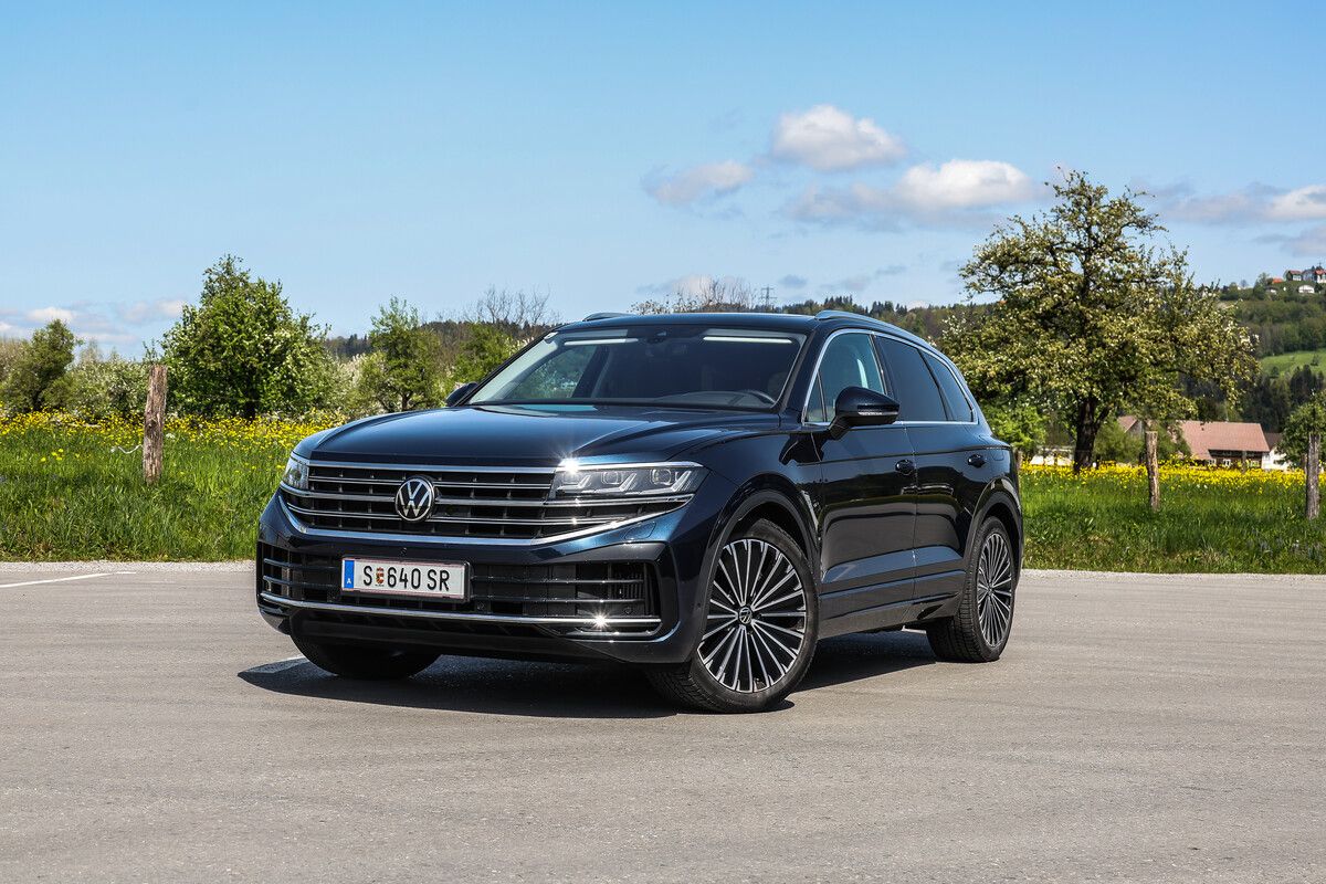 Der Touareg ist das Flaggschiff von Volkswagen. Schon die Abmessungen von 4,9 Metern und die knapp 2,5 Tonnen beeindrucken.⇒